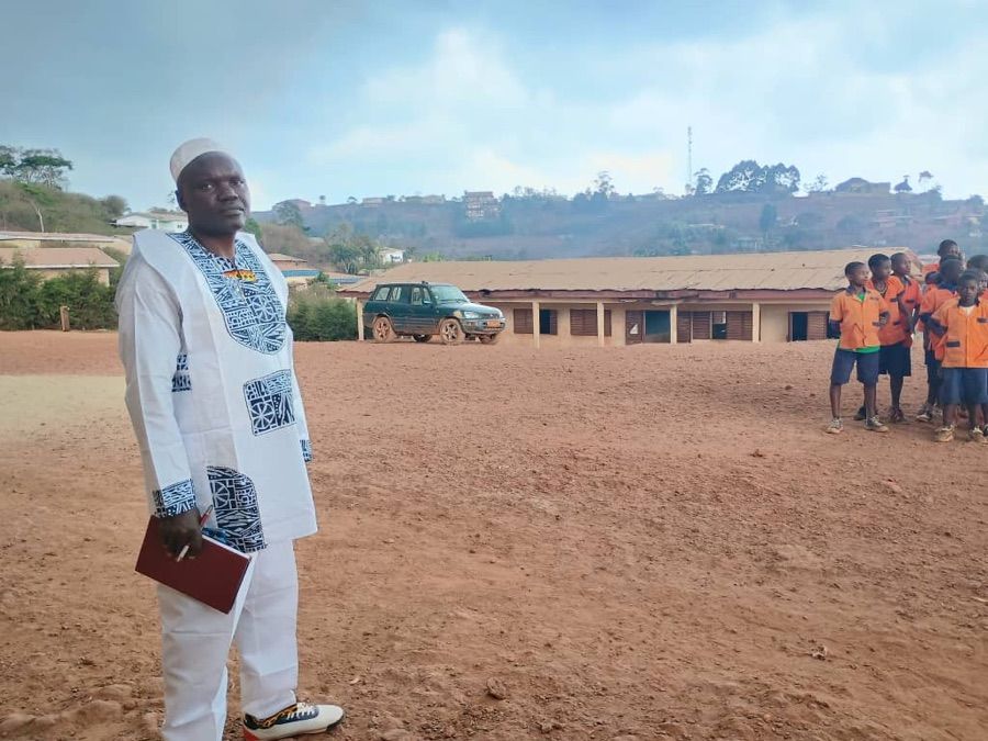 Les collines et le village de Fokoué vus depuis la cour de l'école