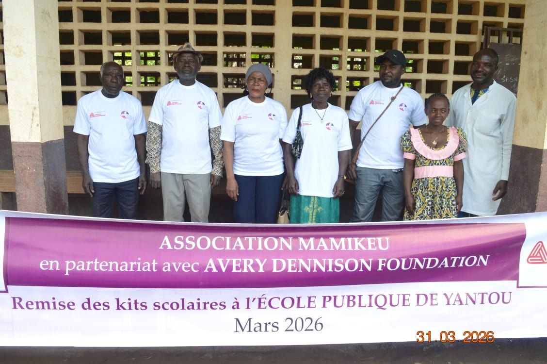 L'équipe MAMIKEU derrière la banderole du partenariat avec Avery Dennison Foundation