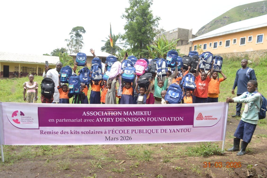 Les élèves de l'école publique de Yantou brandissent les kits scolaires qui viennent de leur être remis