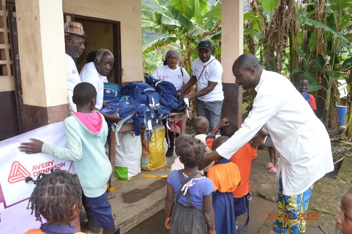 Distribution des kits scolaires aux élèves de l'école publique de Yantou