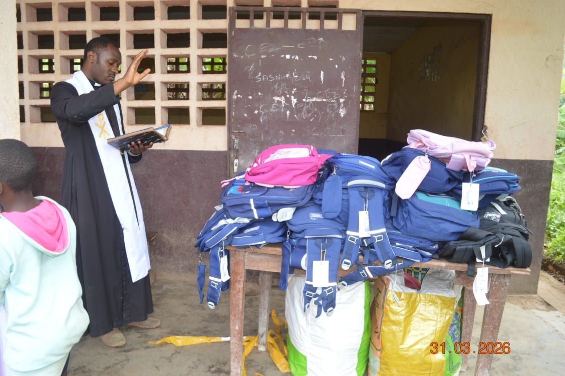Bénédiction des kits scolaires avant la remise, Yantou