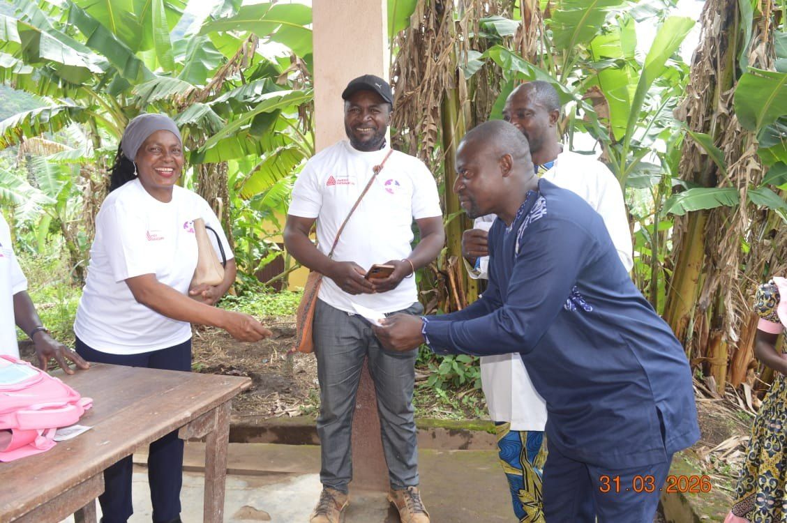 Échange entre responsables de MAMIKEU lors d'une remise